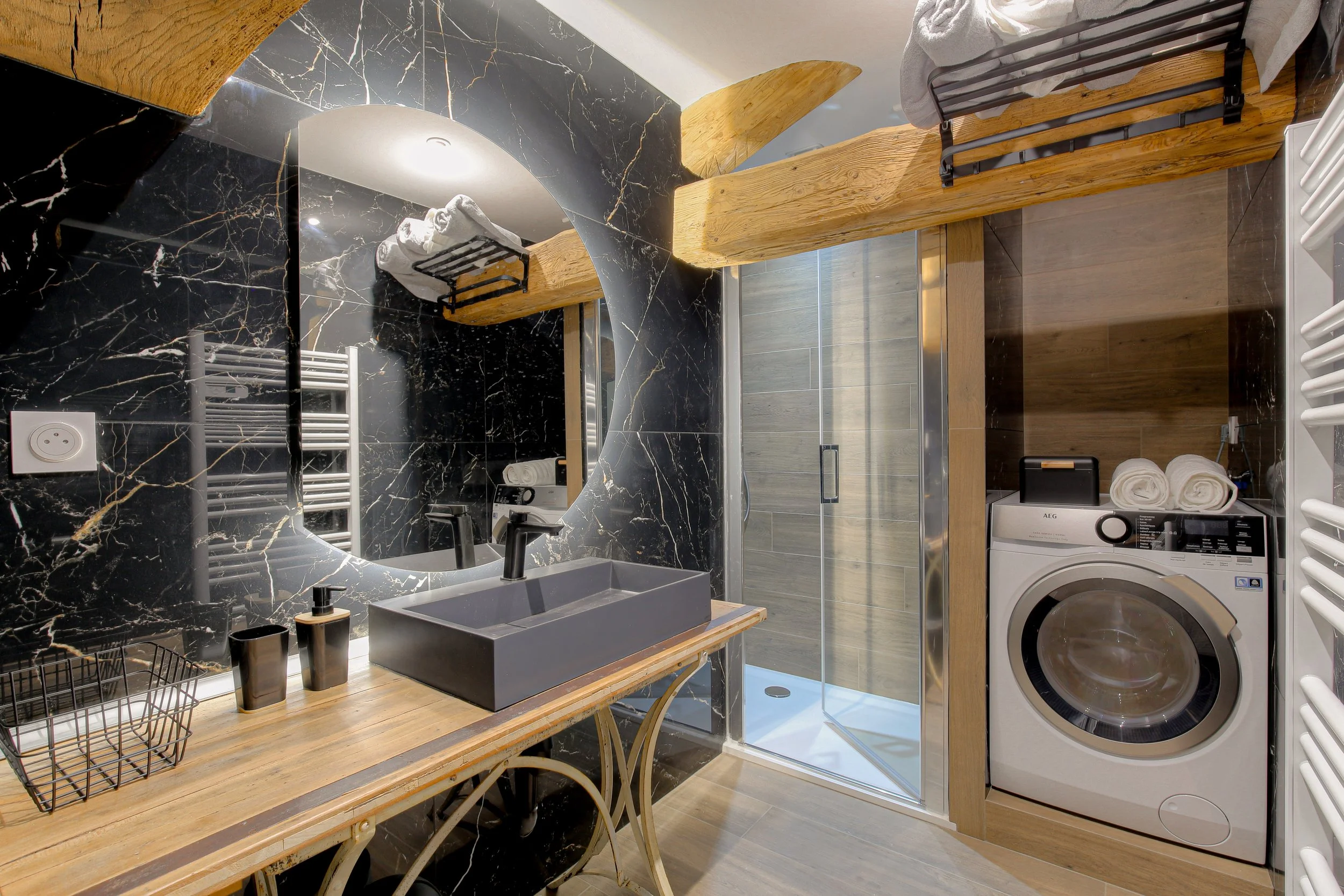 Salle de bain en marbre noir avec vasque et miroir rétroéclairé – DõmHõ