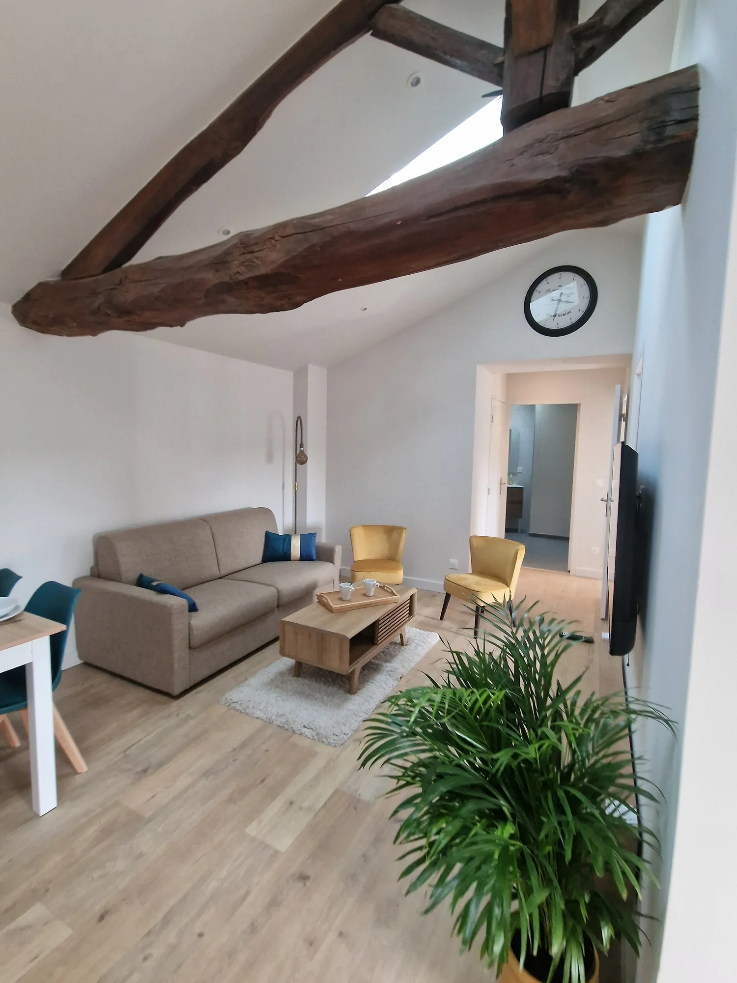 Salon rénové lumineux avec canapé et parquet – DõmHõ