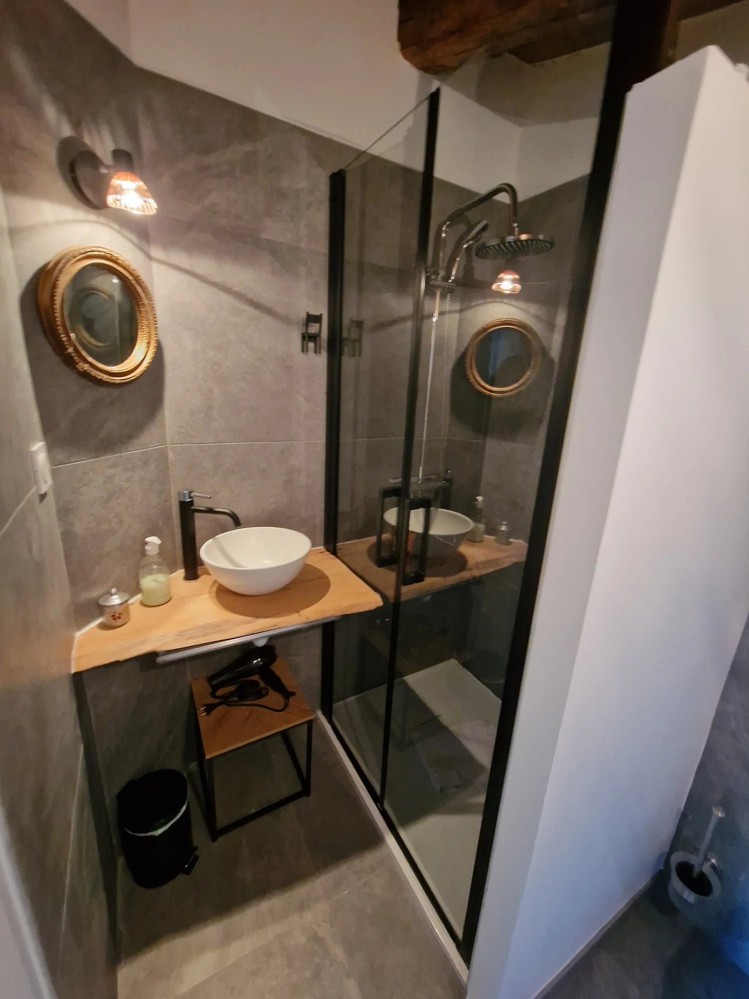 Salle d'eau avec vasque posée et paroi de douche noire – DõmHõ
