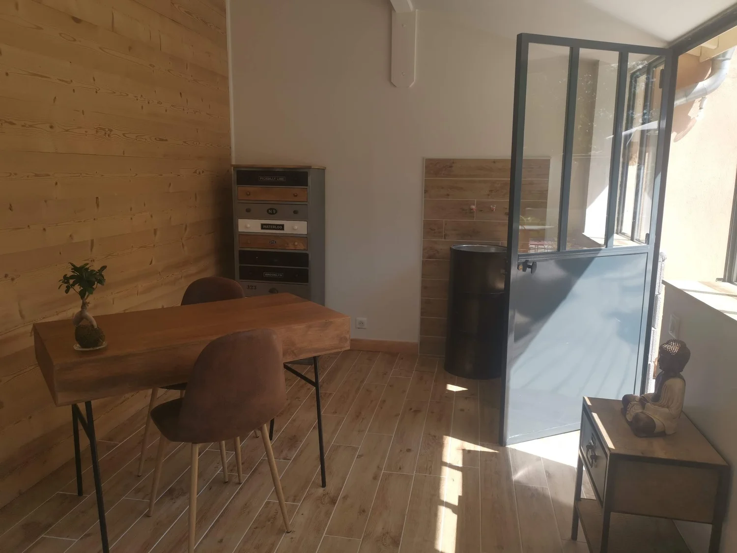 Séjour habillé de bois avec verrière d'atelier – DõmHõ