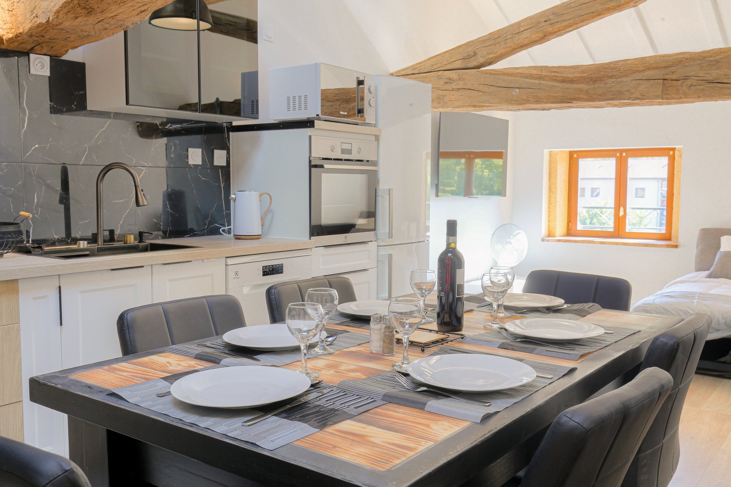Table dressée dans une cuisine rénovée lumineuse – DõmHõ