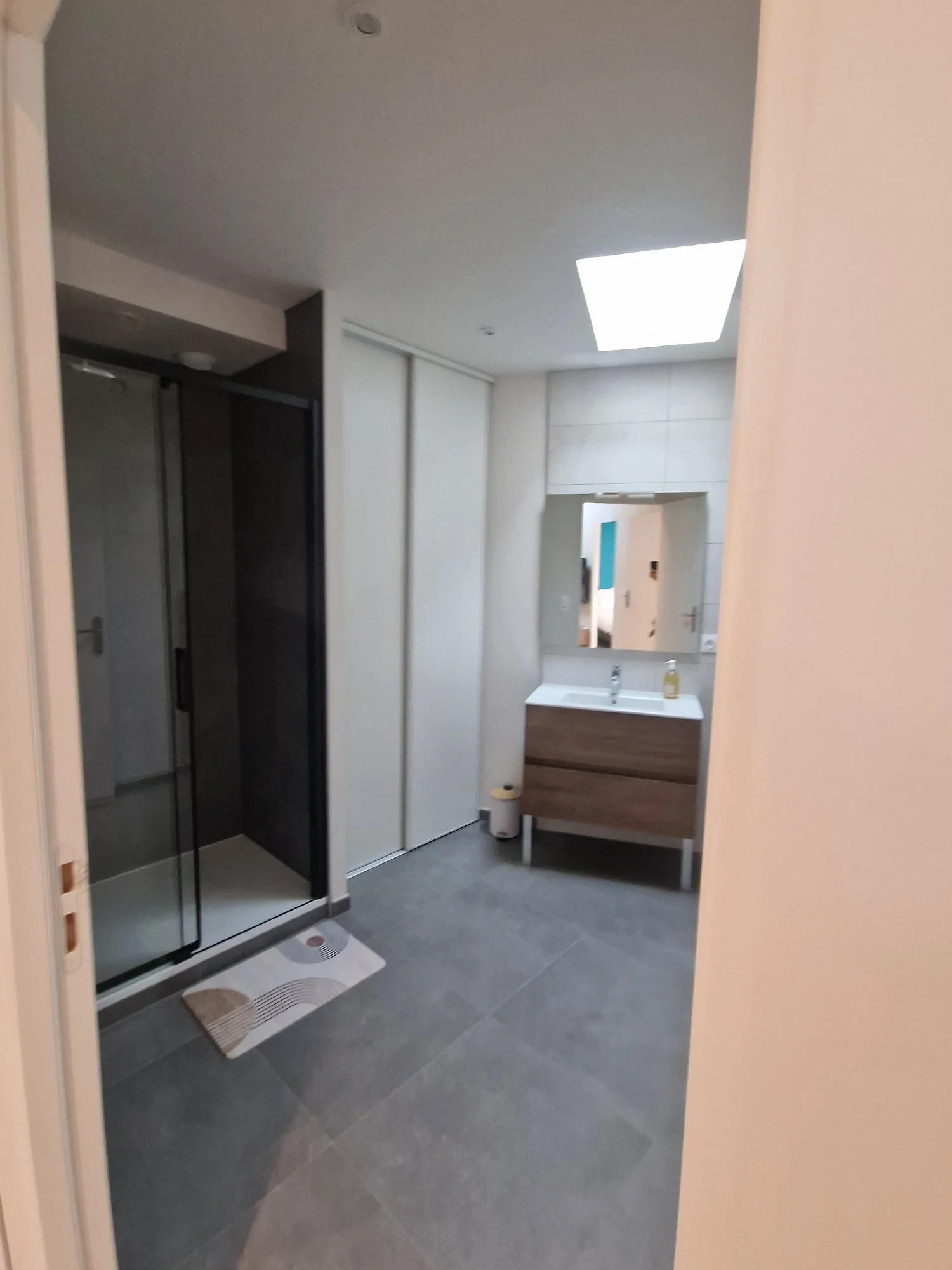 Salle d'eau rénovée avec meuble vasque bois et douche – DõmHõ
