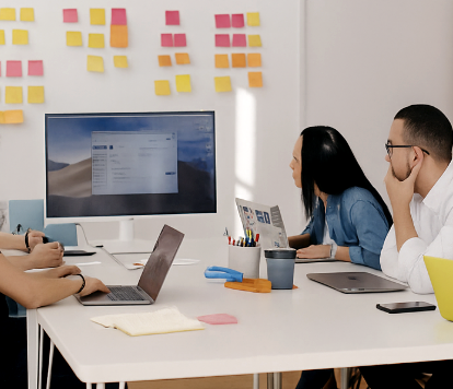 Sesión creativa en sala de juntas