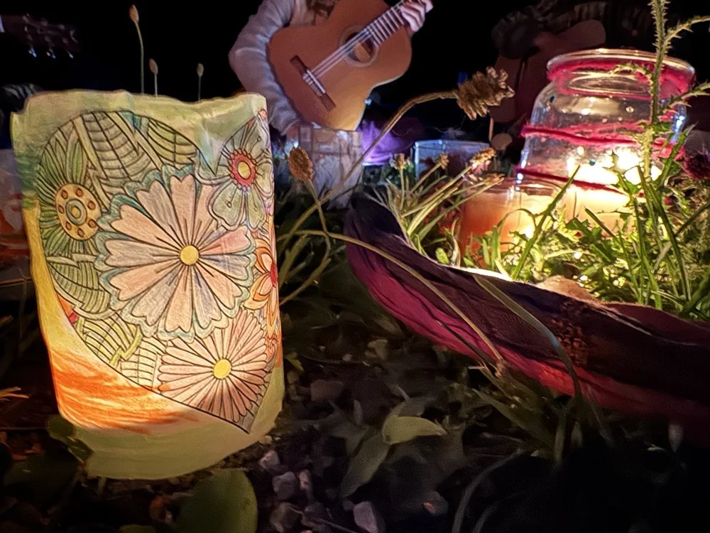 Abschlussabend eines Healing Song Kurses mit Gitarre und Lichtern