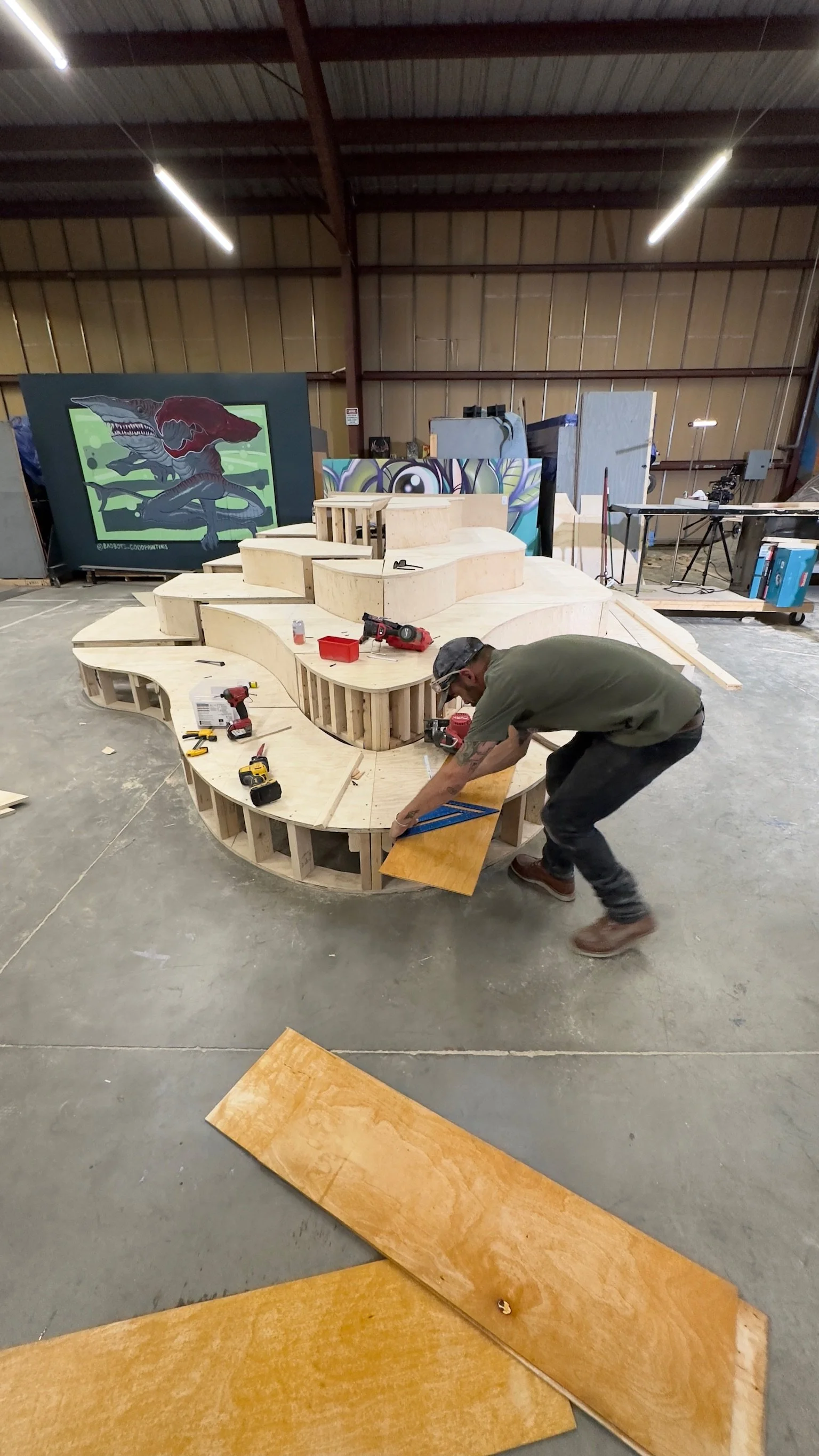 Precision fabrication work on the curved bench structure