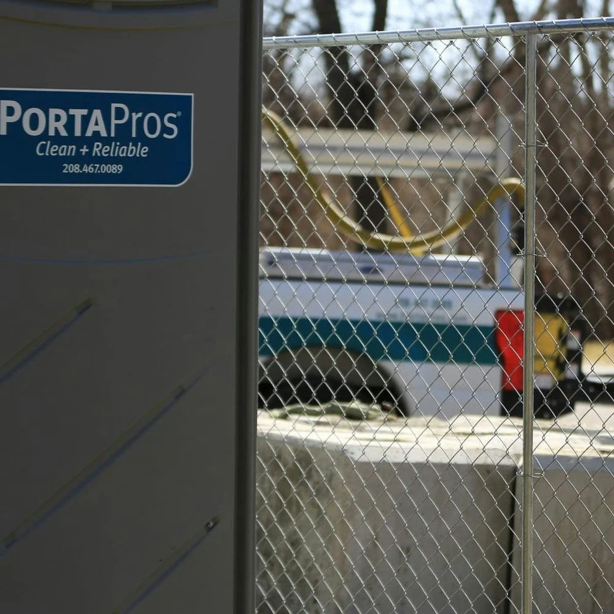 Portable site fencing supporting organized contractor access with construction toilets and fencing service in Fort Lauderdale, FL.