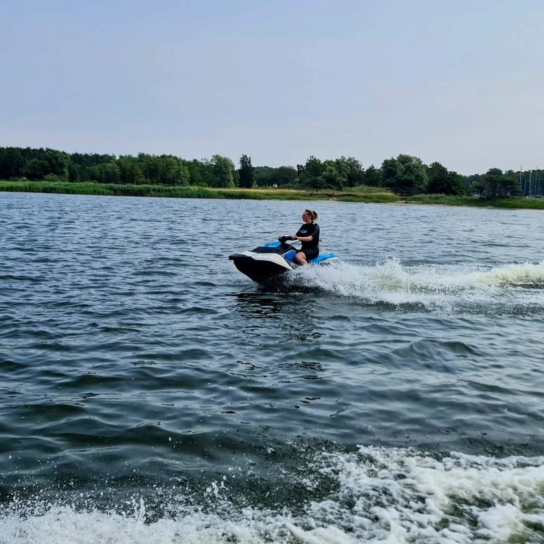 Action-Aufnahme eines Jetskis, der schnell über das Wasser auf der Ostsee fährt