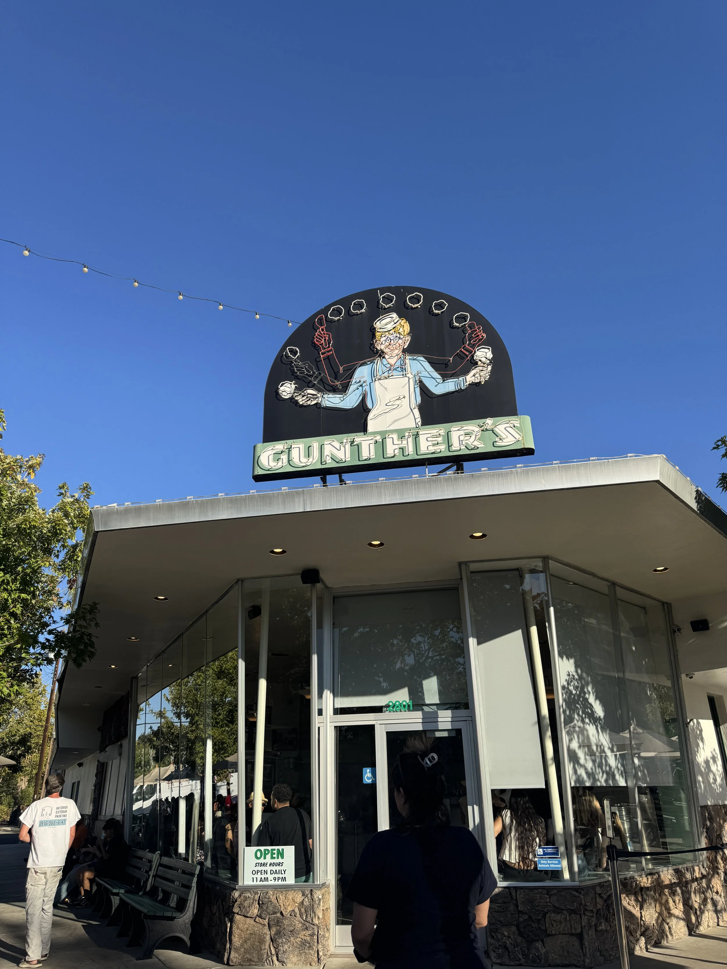 Exterior of Gunther’s Ice Cream in Sacramento beneath its vintage neon Jugglin’ Joe sign.