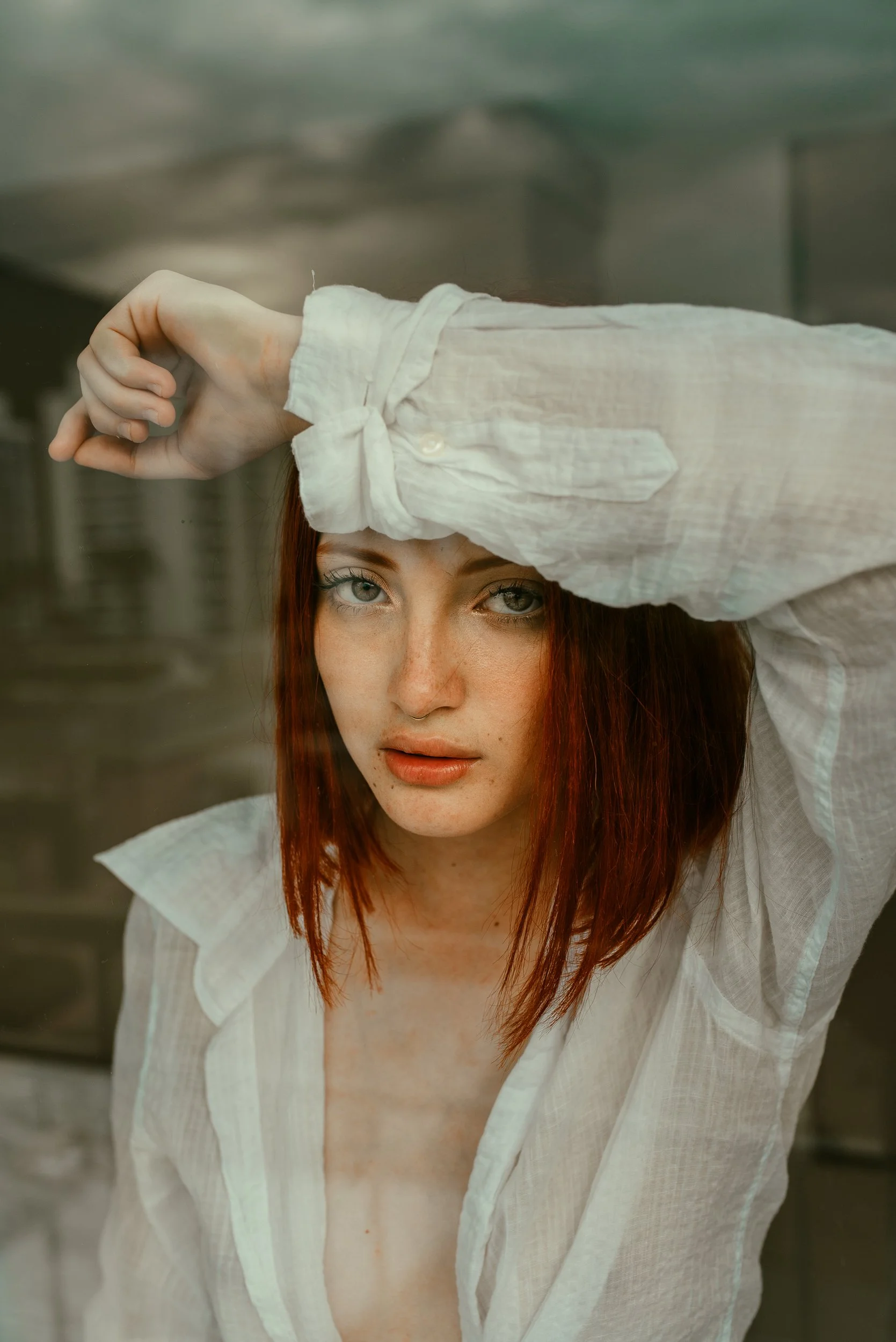 Retrato de Ximena en interiores con luz cálida — sesión de marca personal Mauricio Candela