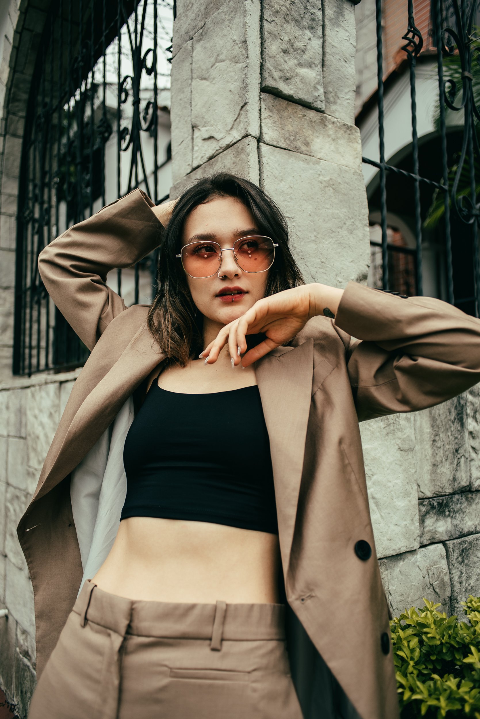 Alejandra de pie en sesión de retrato en Bogotá — fotografía personal Mauricio Candela