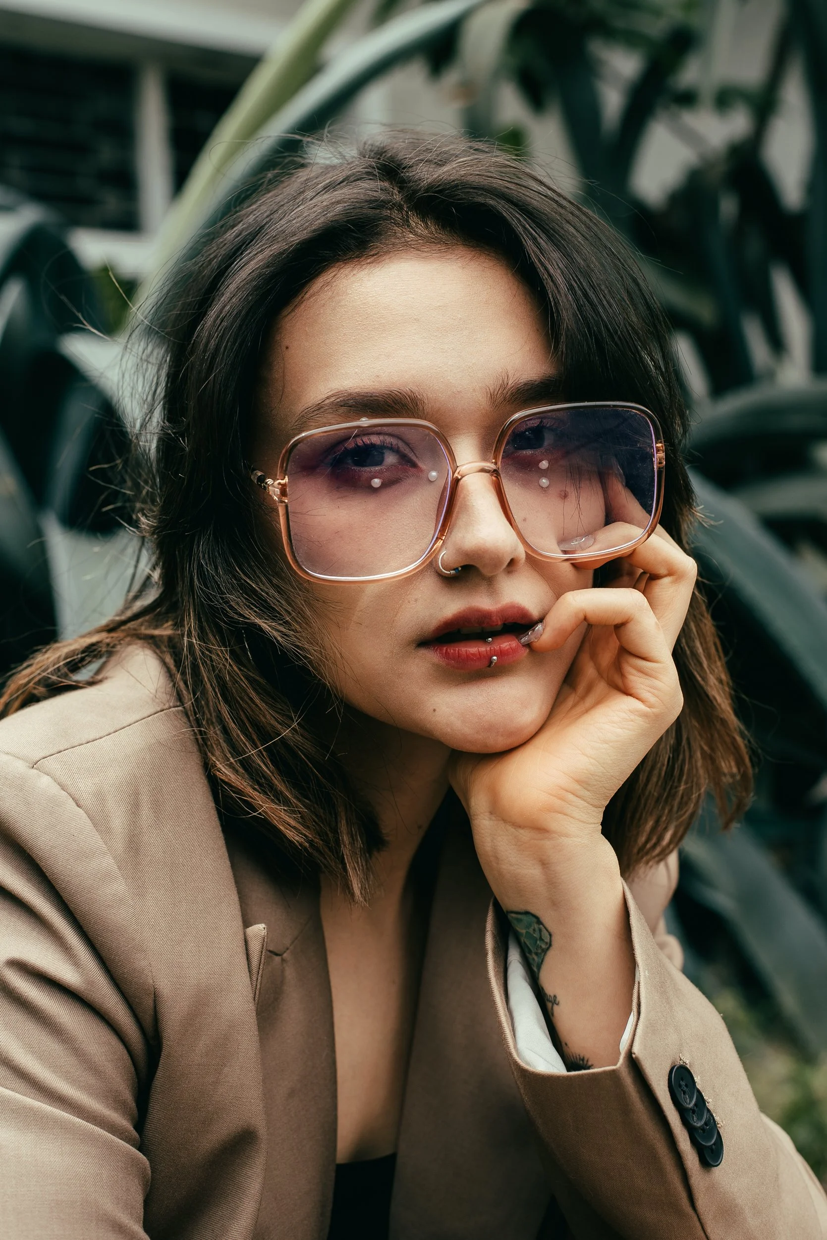 Primer plano de Alejandra con gafas — retrato cercano Mauricio Candela