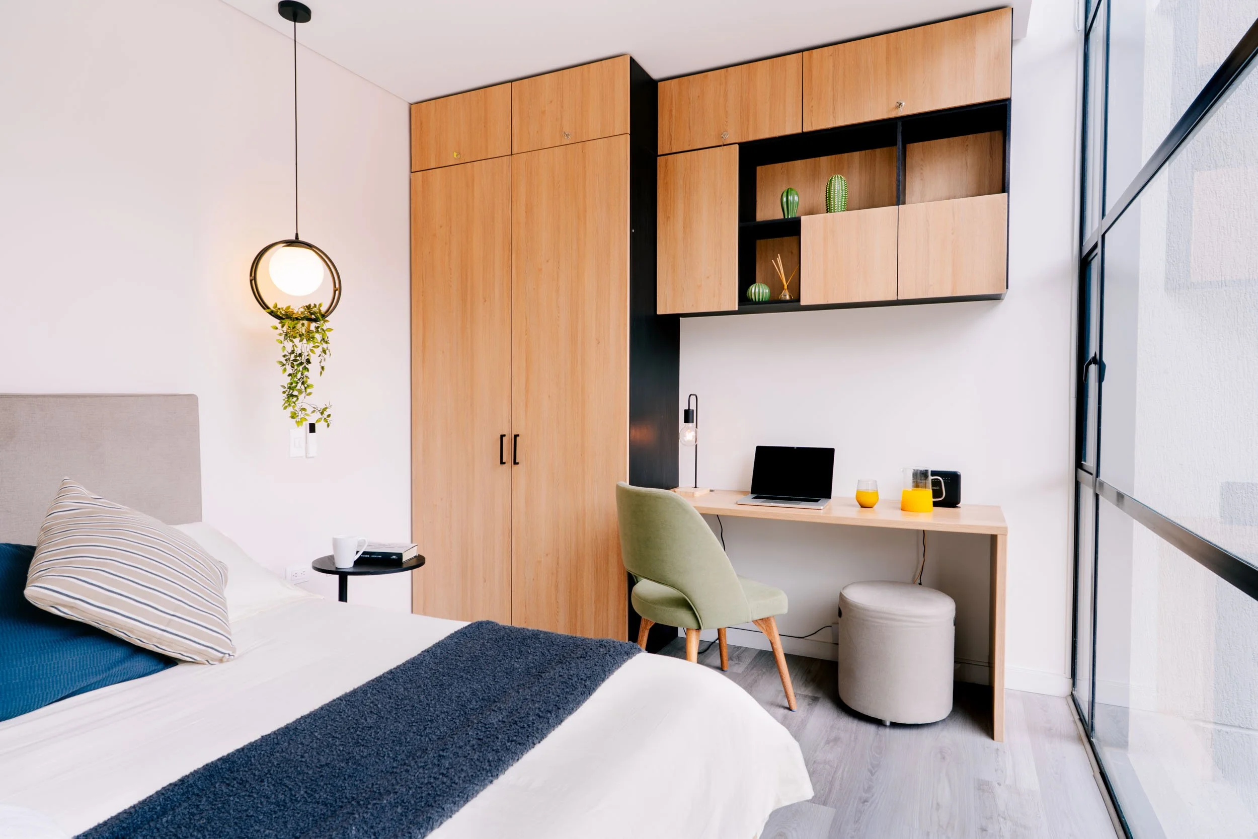 Apartaestudio 33DC Bogotá vista general con escritorio y cama, fotografía Airbnb