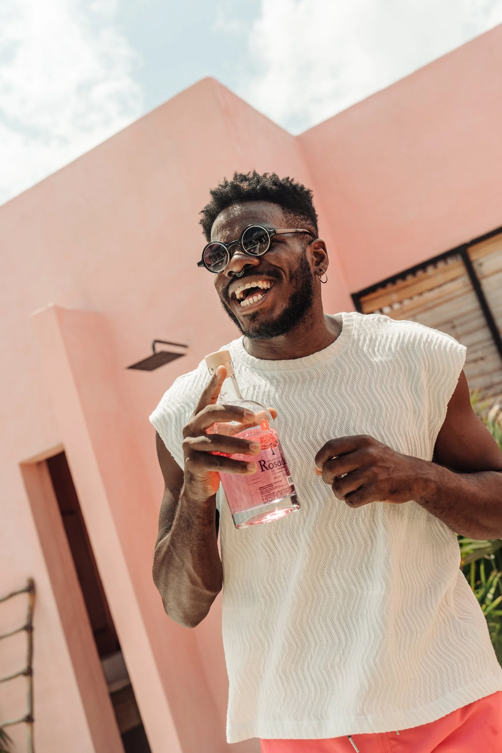 Modelo con producto campaña Rosado