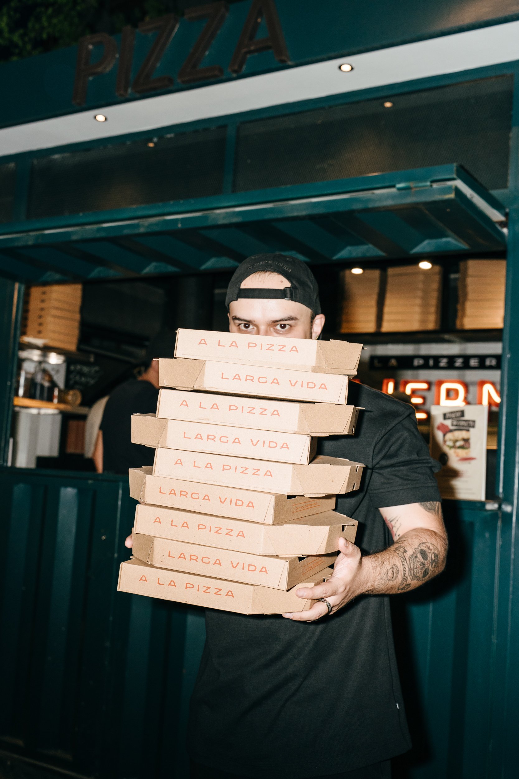 L'ermit Pizzería, contenido visual continuo