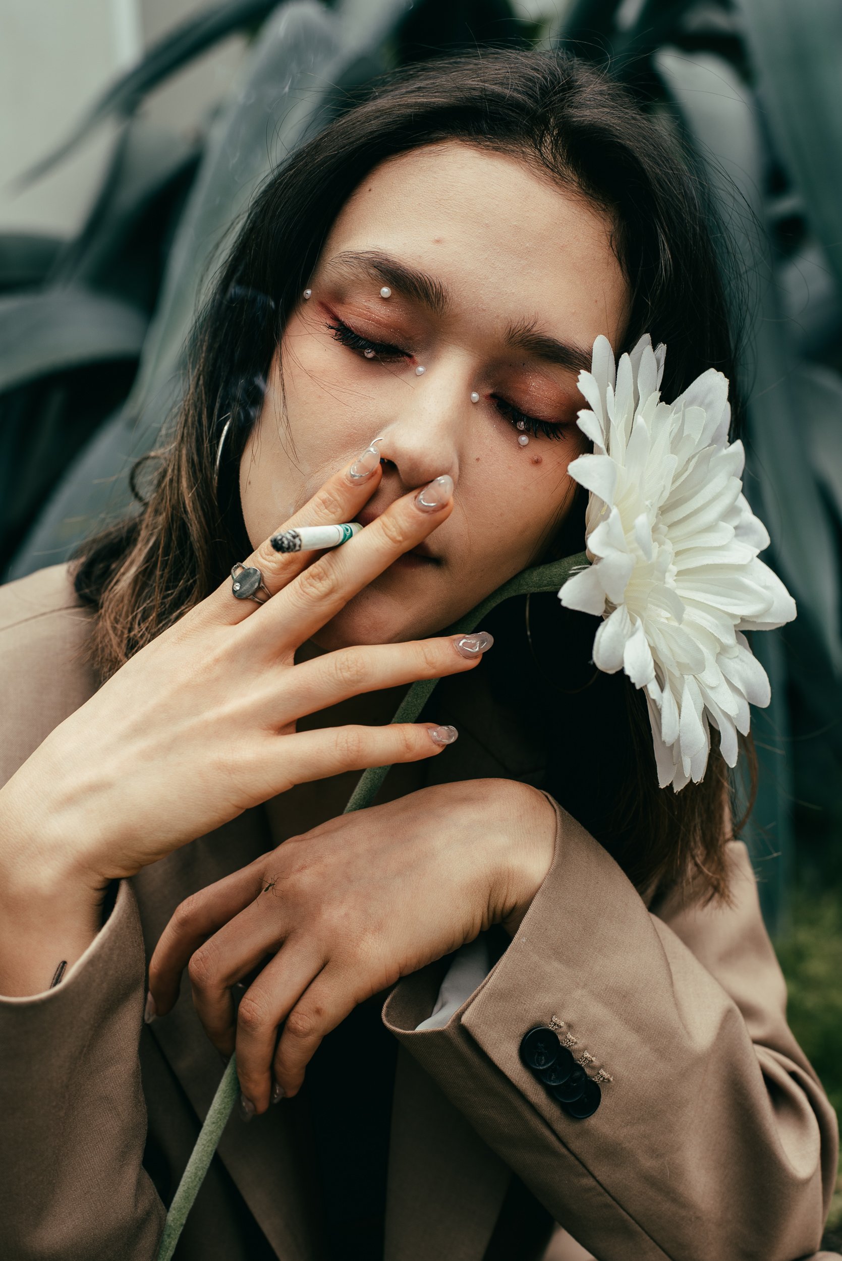 Retrato editorial en exterior natural Bogotá — sesión creativa Mauricio Candela