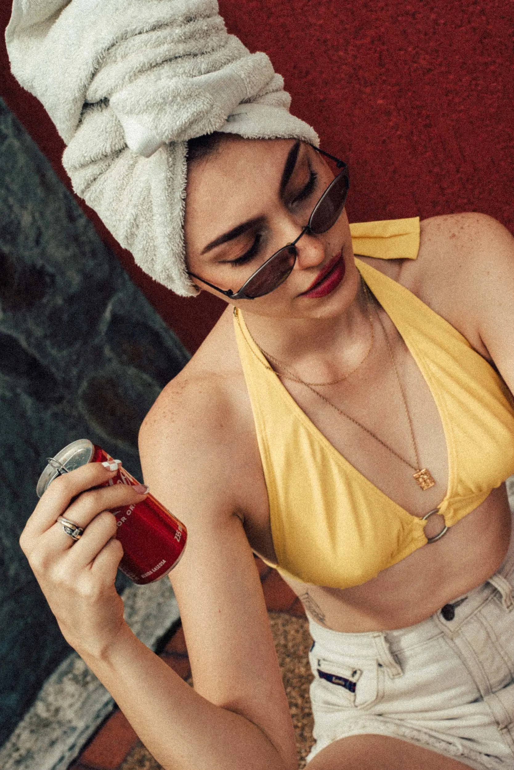Modelo con lata de Coca-Cola vintage