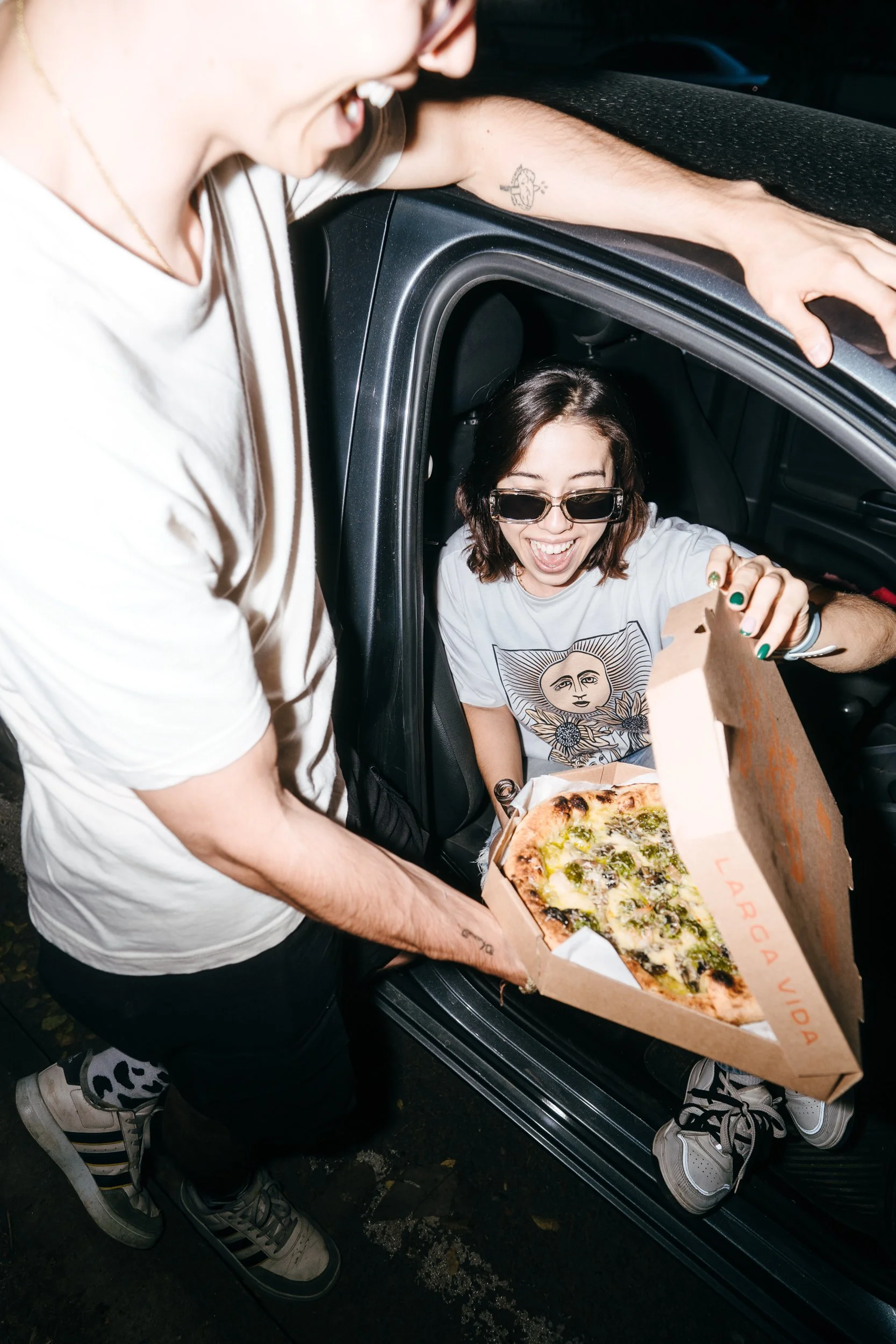 Cliente disfrutando pizza de L'ermit