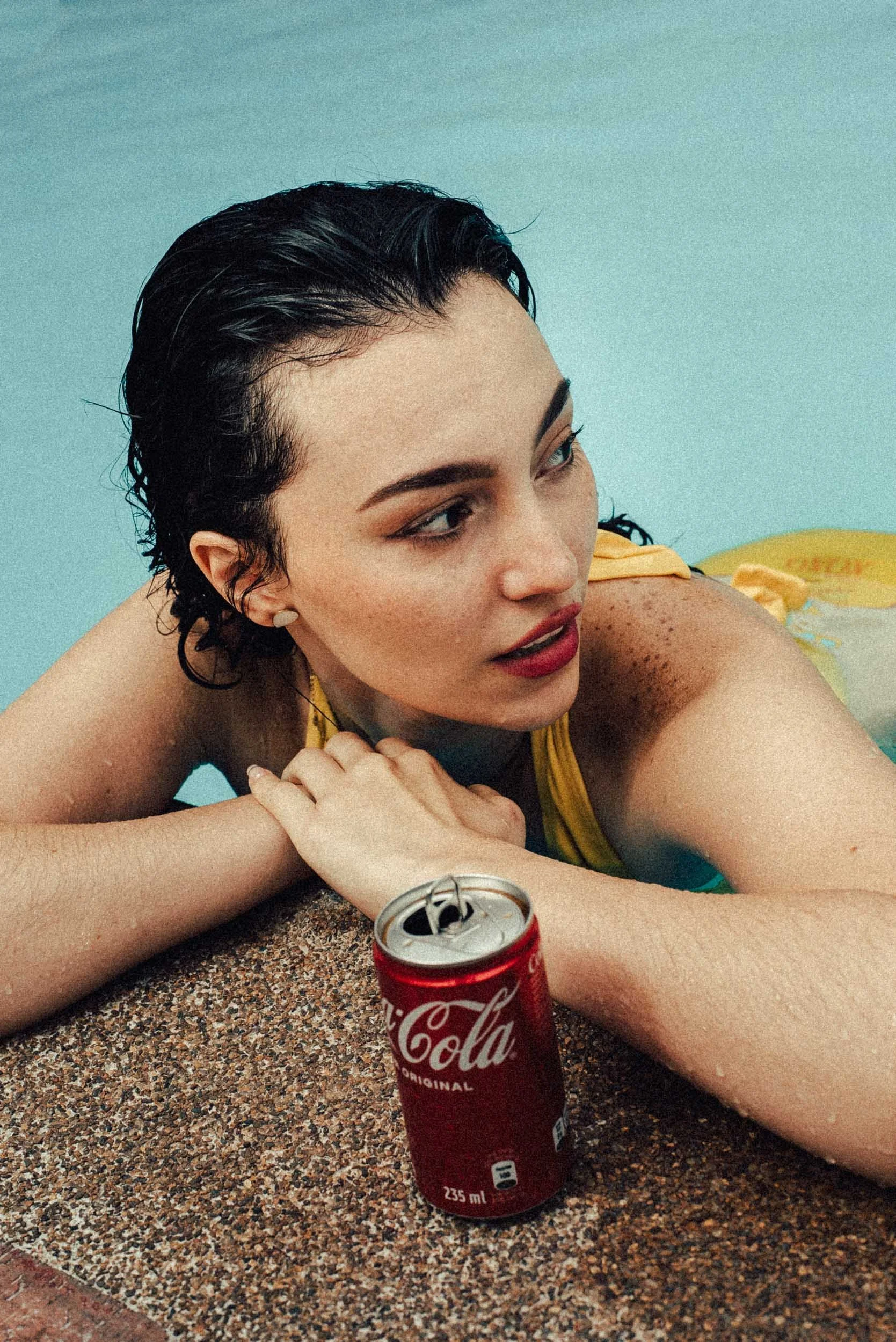Modelo con Coca-Cola sesión editorial