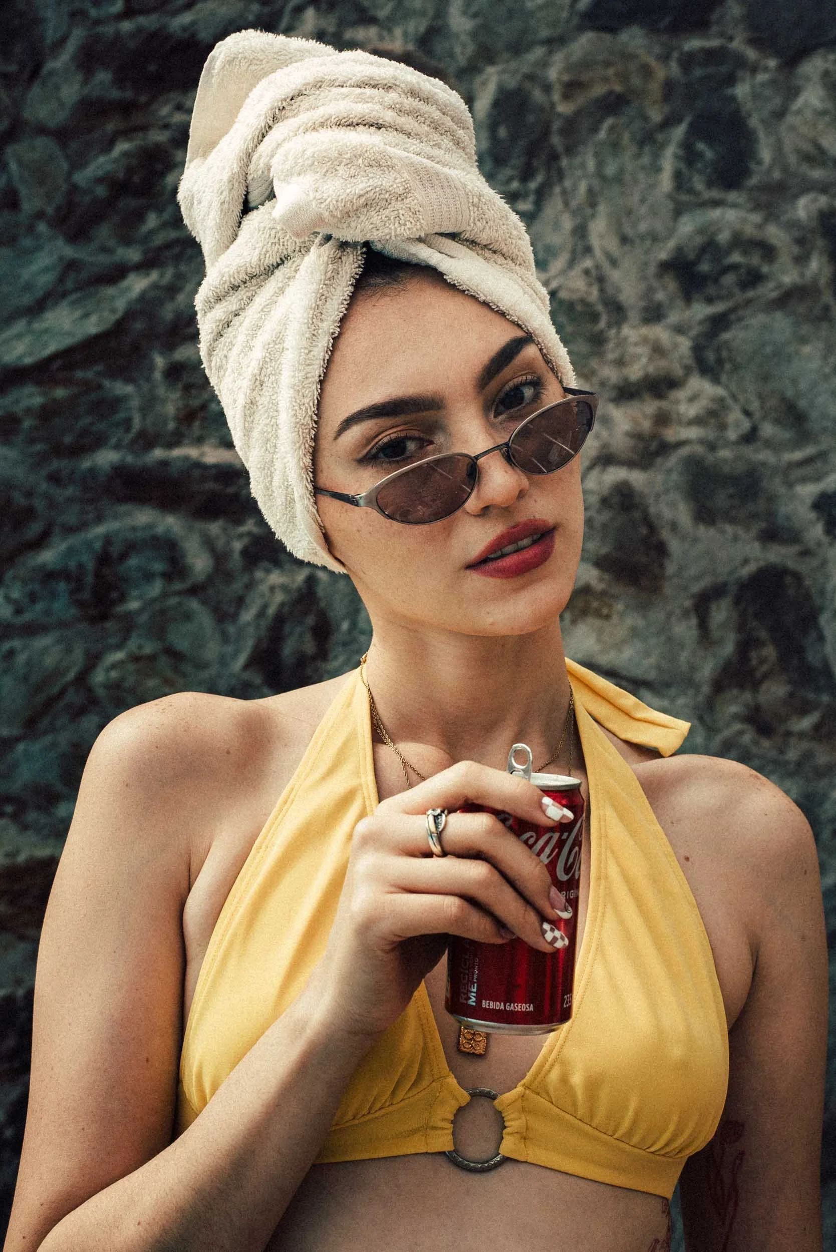 Retrato editorial con Coca-Cola