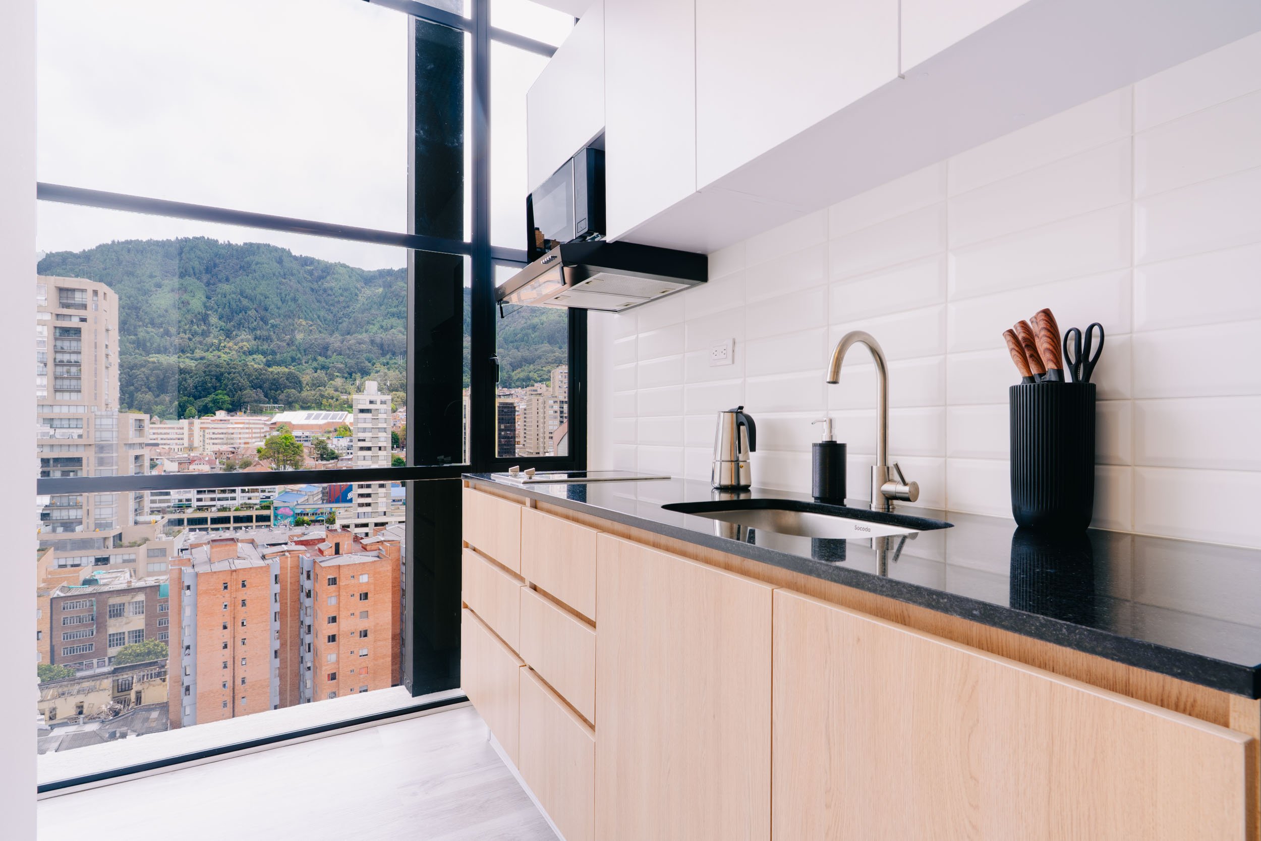 Detalle de cocina en apartaestudio 33DC Bogotá
