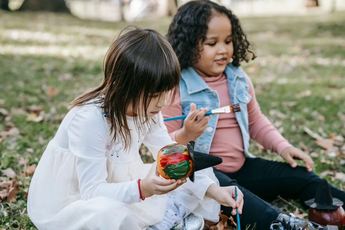 Children painting outdoors (illustrative photo).
