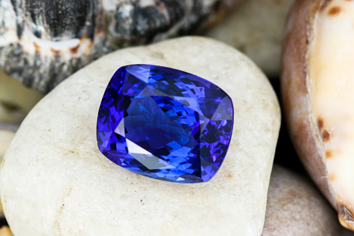 Tanzanite showing saturated violet-blue colour and pleochroism