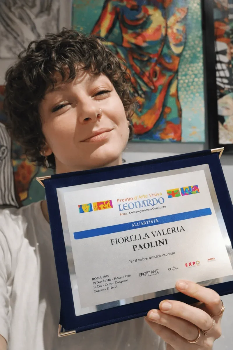 Fiorella con la targa del Premio Leonardo