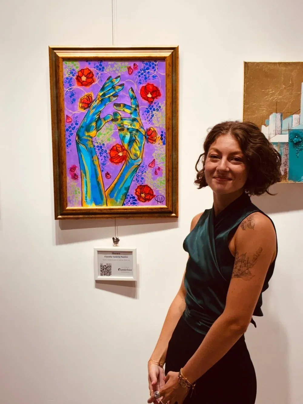 Fiorella accanto a un suo quadro in mostra