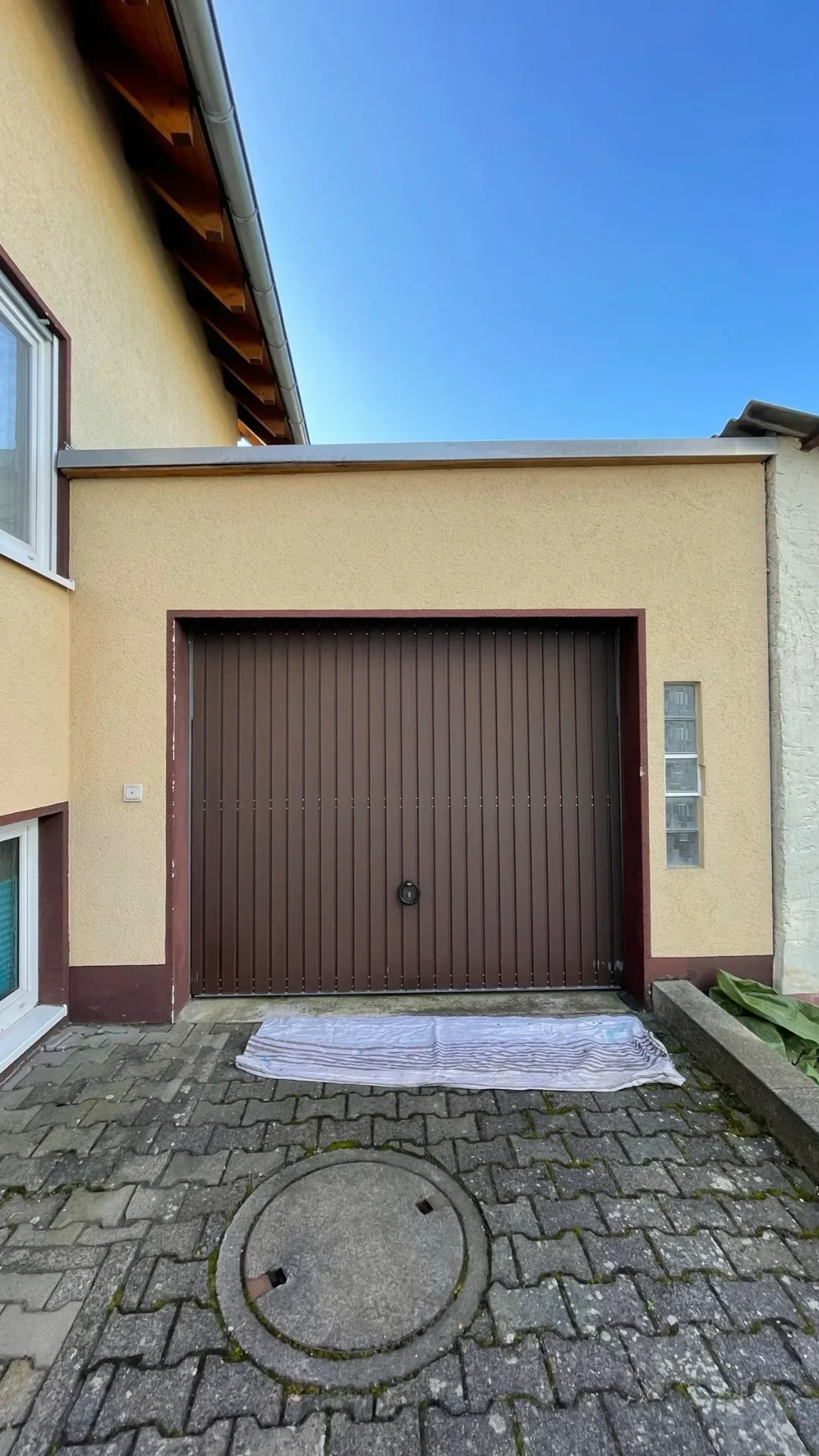 Garage vor der künstlerischen Gestaltung von Garagentor und Fassade
