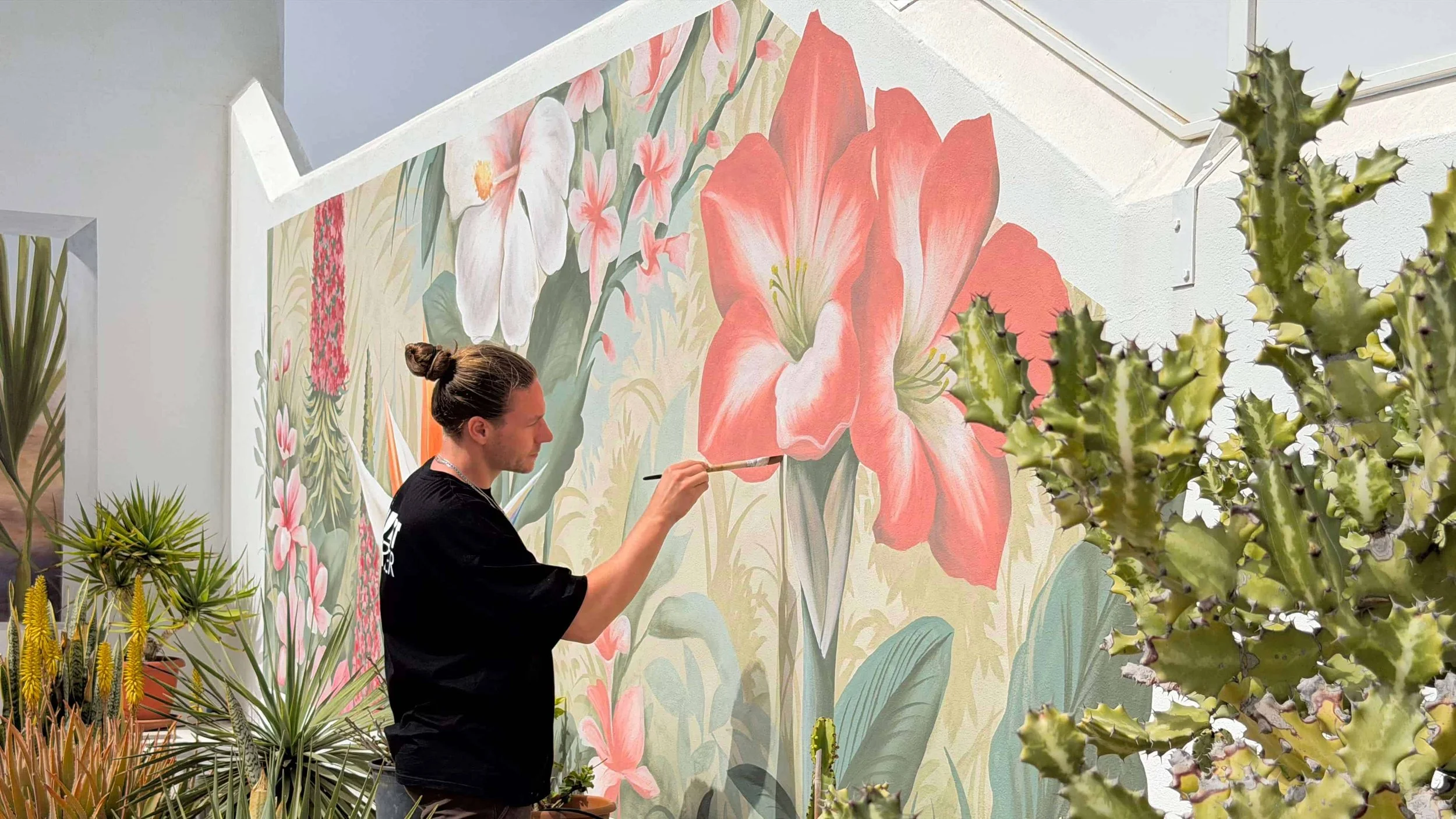 Der Kunstwerker malt ein florales Wandbild