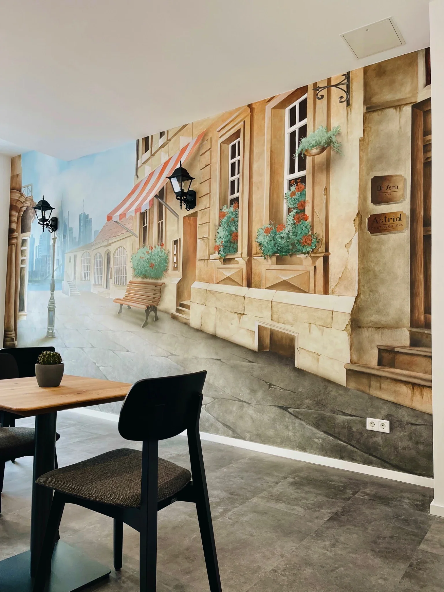 Perspektivische Straßenansicht als Wandmalerei im Café in Frankfurt-Sachsenhausen