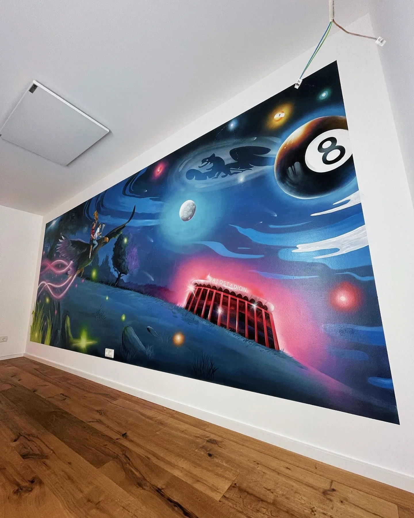 Seitliche Ansicht der Fantasy-Wandgestaltung im privaten Billardzimmer