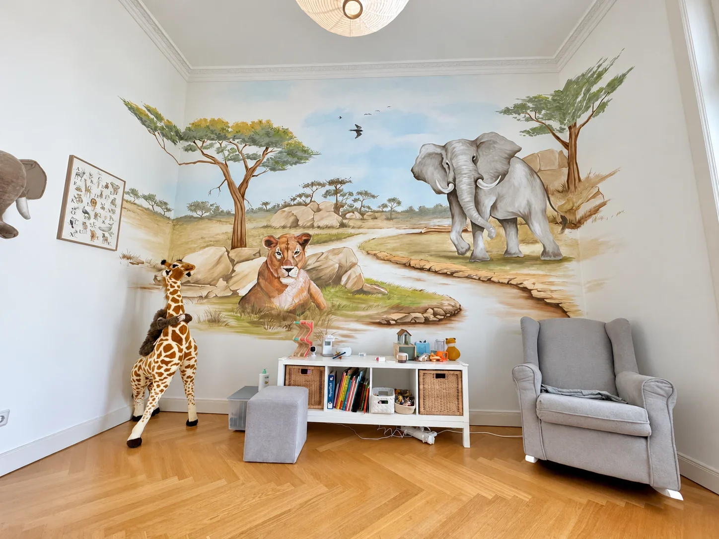 Safari-Wandmalerei im Kinderzimmer in Frankfurt-Westend mit Löwe, Elefant, Akazien und Savannenlandschaft
