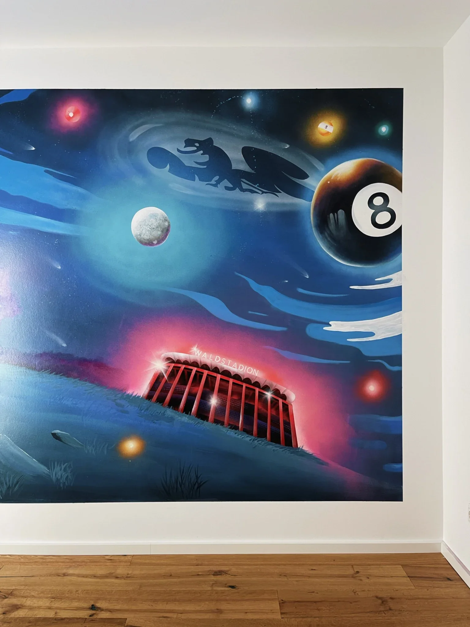 Fantasy-Wandbild im Billardzimmer mit schwebender Achterkugel und blauem Himmel
