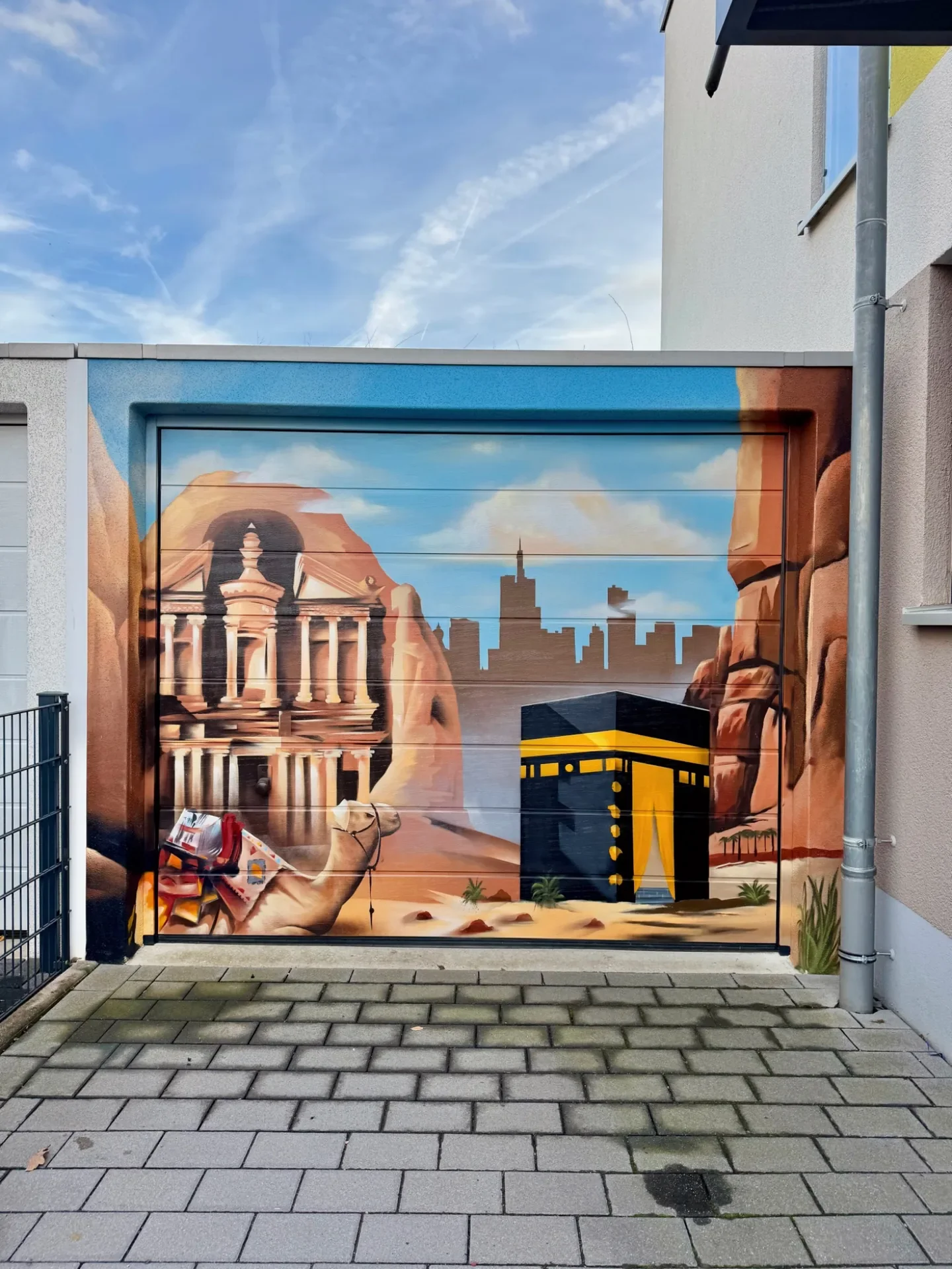 Individuell bemaltes Garagentor mit Wüstenlandschaft, Architektur und Kamel