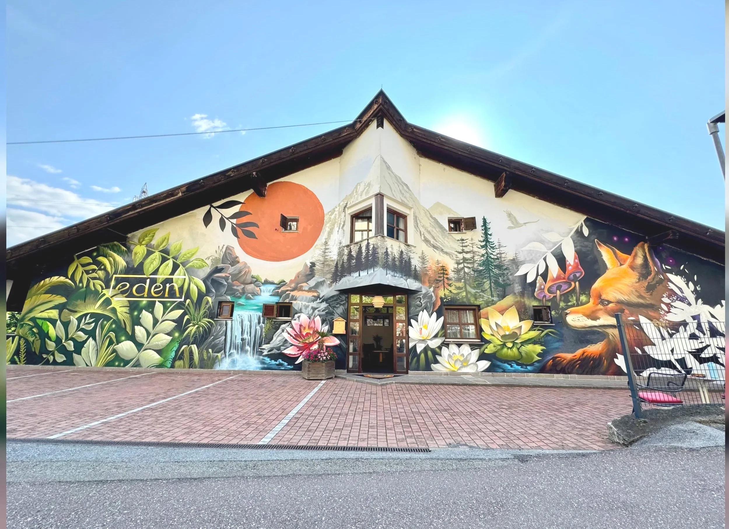 Großformatige Fassadenmalerei an einem Hotel in Meran als Beispiel für individuell geplante Fassadenkunst