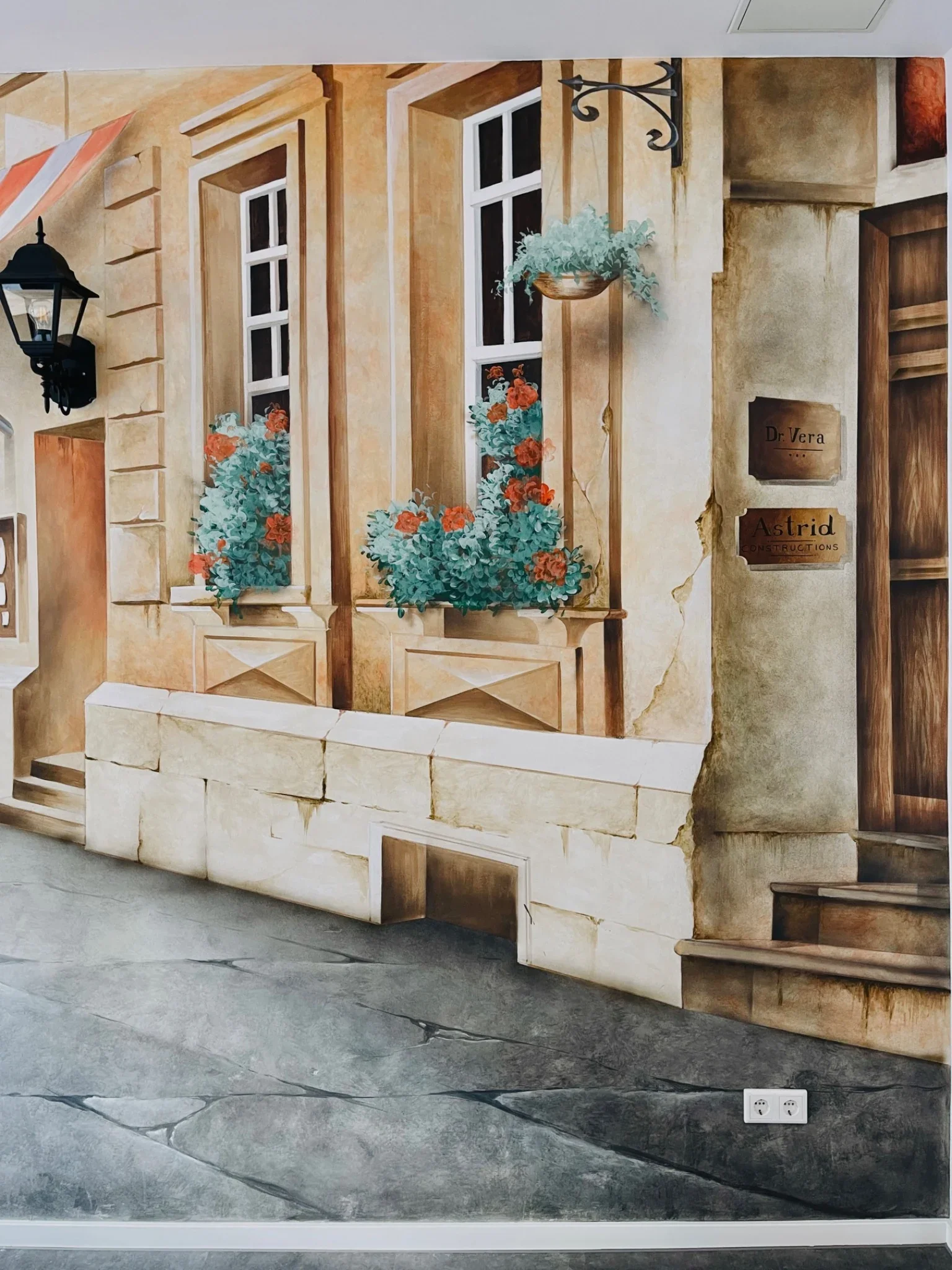 Gemalte rustikale Hausfassade mit Fenstern und Blumenkästen im Café in Sachsenhausen