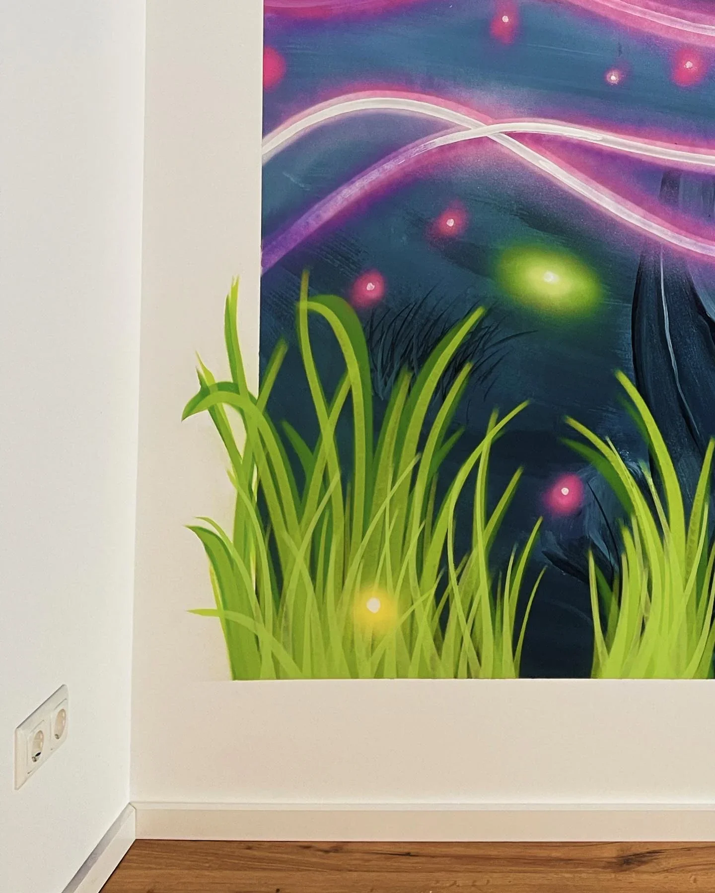 Detail der Fantasy-Wandmalerei mit grünen Gräsern und farbigen Lichtpunkten im Billardzimmer