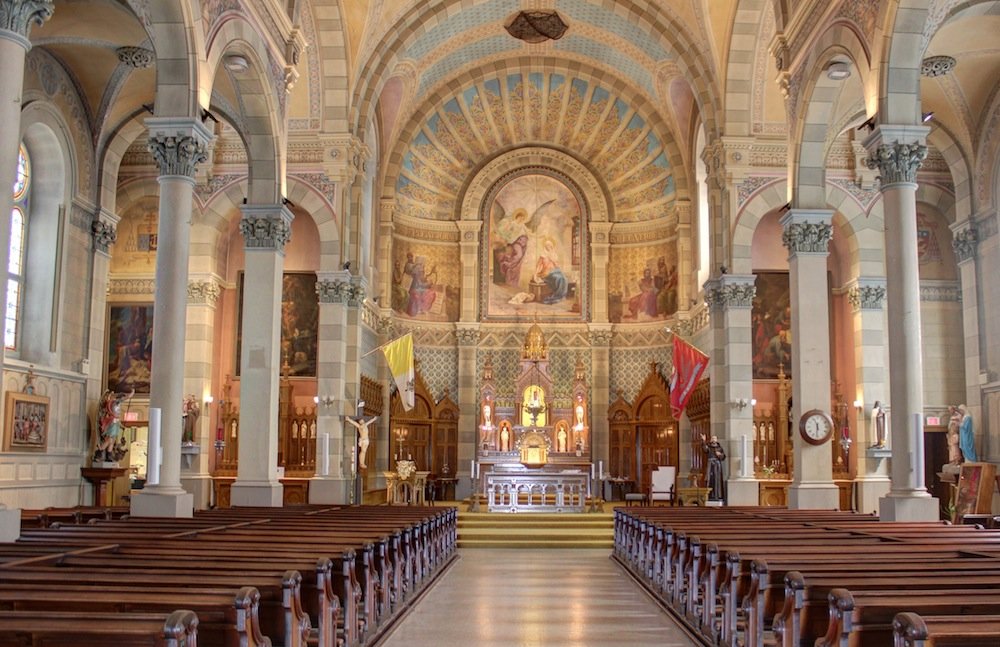 Interior view of the choir at L'Annonciation