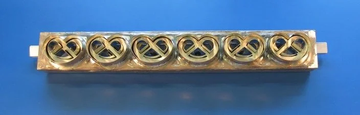 Reihenausstecher für sechs Brezel