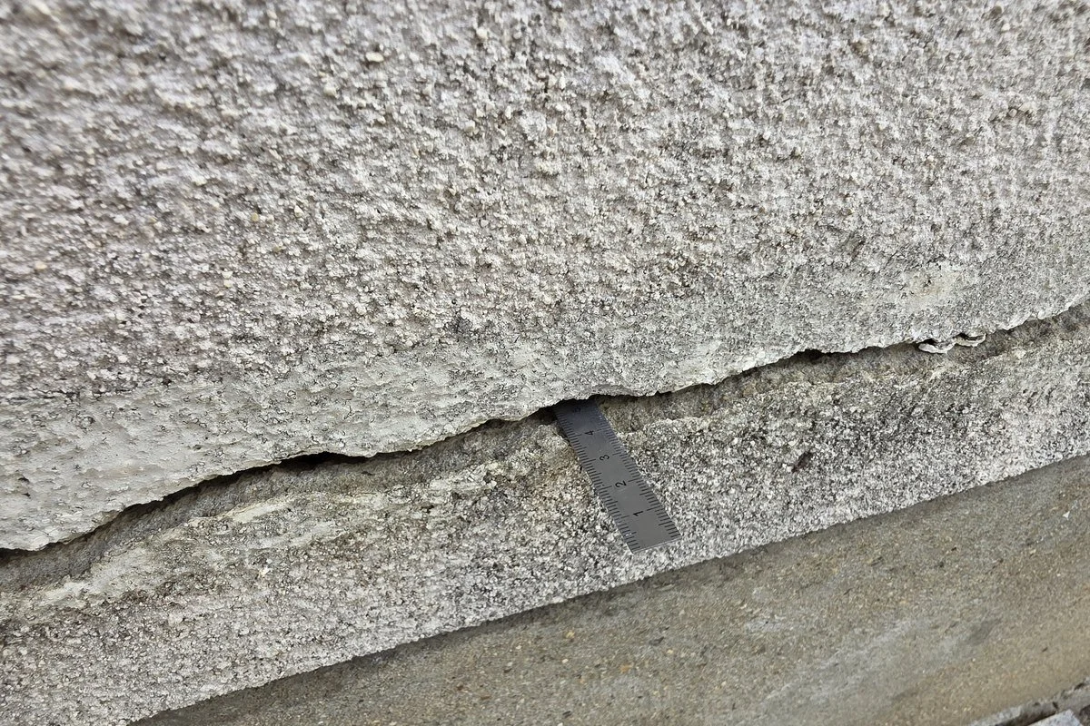 Réglet introduit dans une fissure horizontale pour mesurer son ouverture