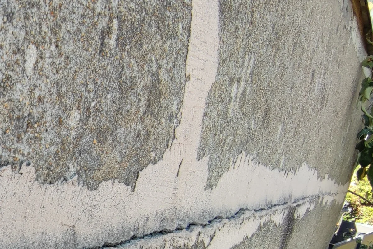 Fissure rouverte au travers d’une ancienne reprise d’enduit sur un mur