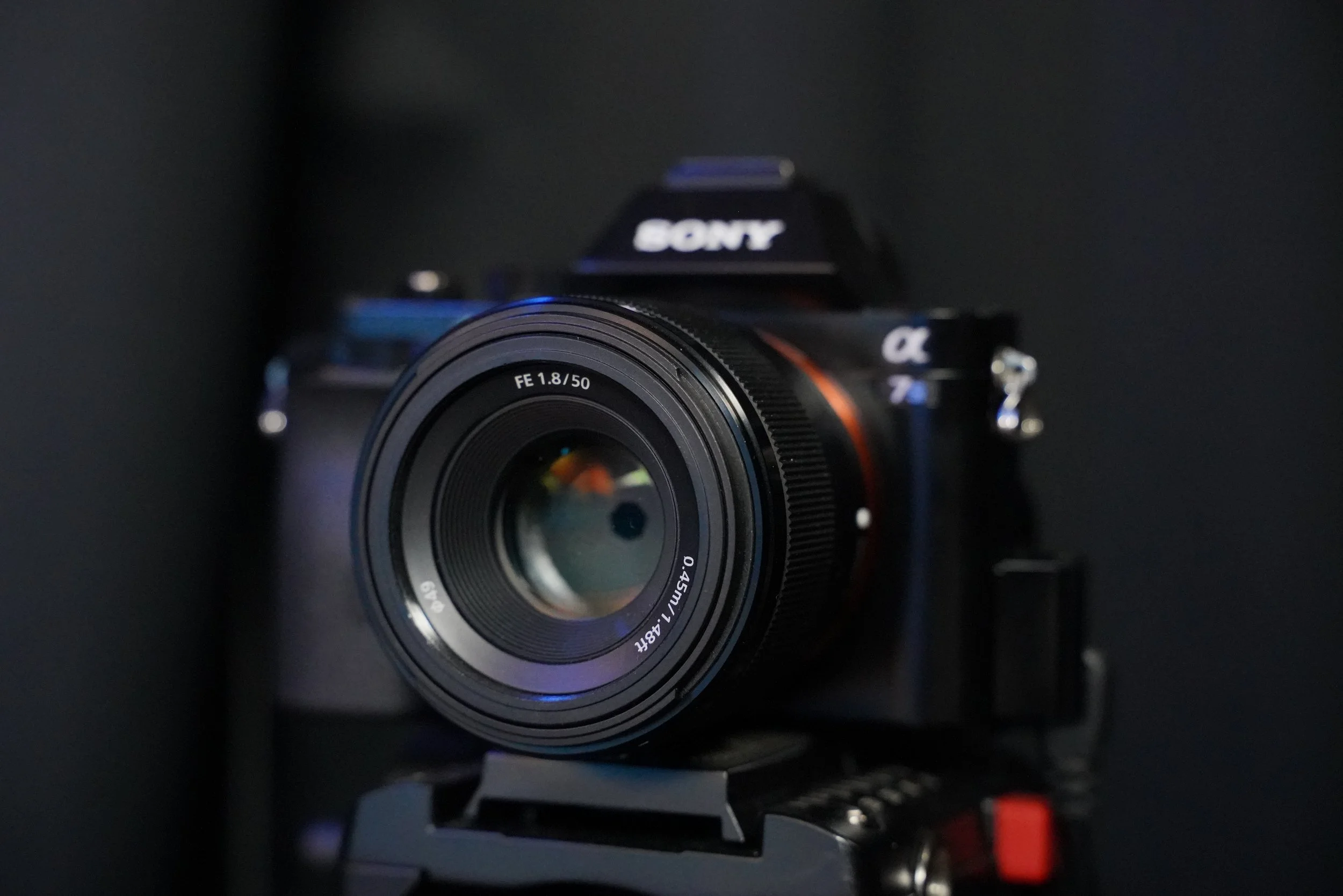 Sony camera met 50mm objectief op statief in de videopodcast studio in Groningen