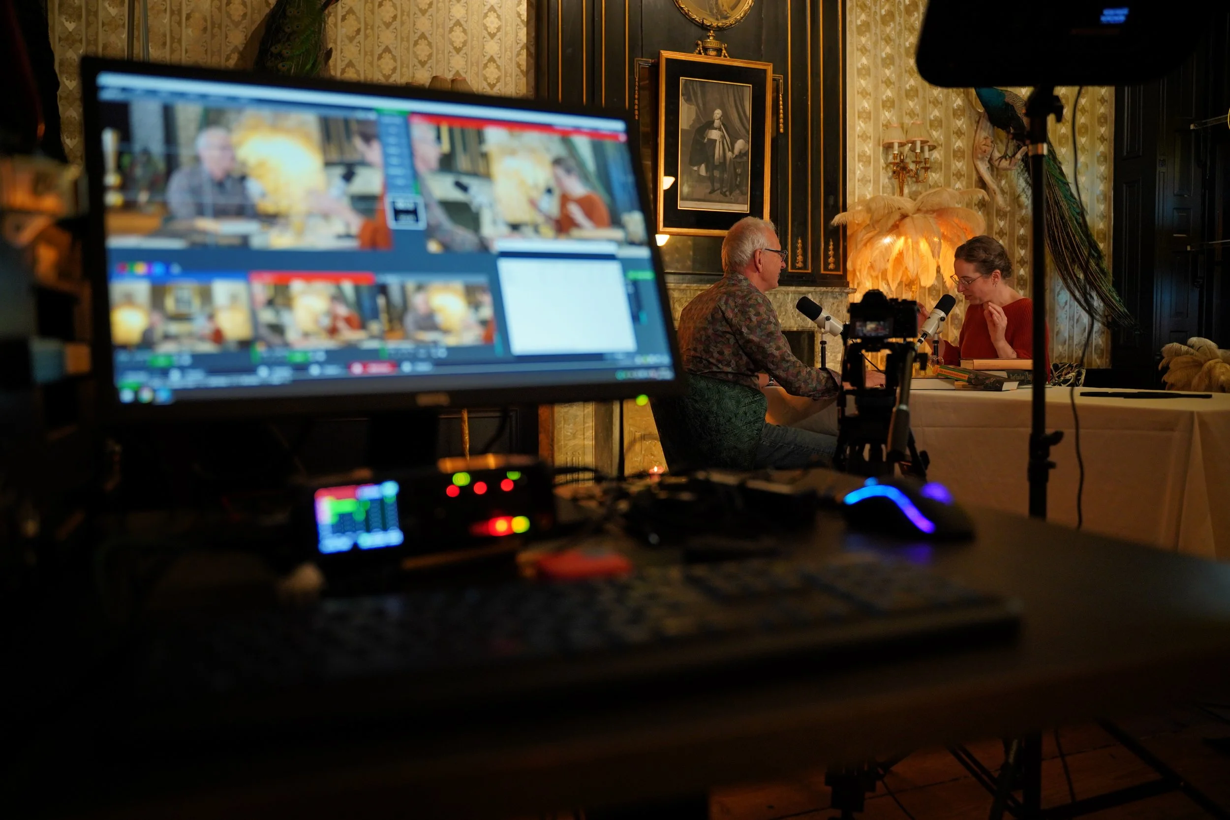 Camerabeeld op de monitor tijdens een opname in de podcaststudio