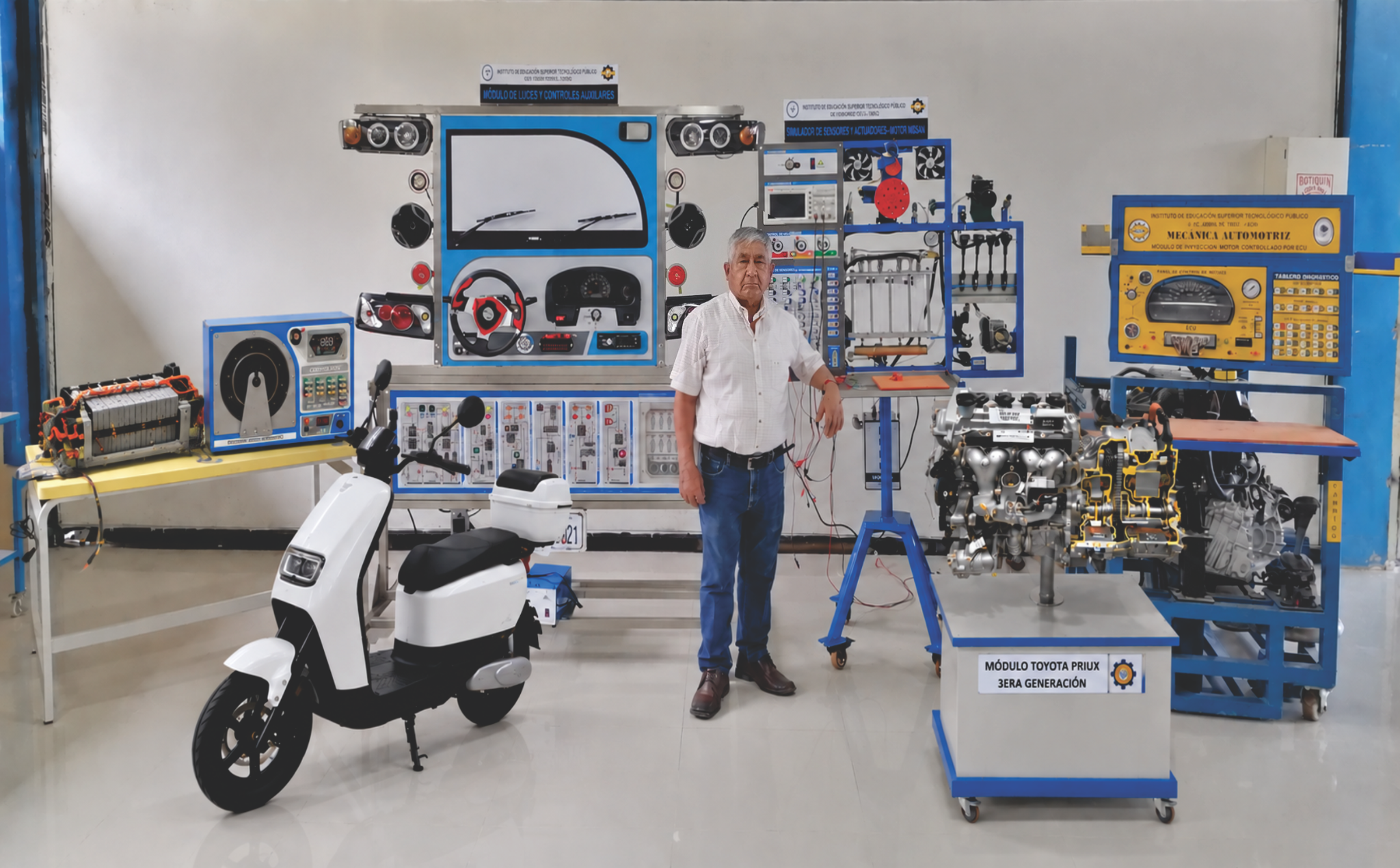 Representante de Proyectos León en el laboratorio con motocicleta y entrenadores didácticos automotrices