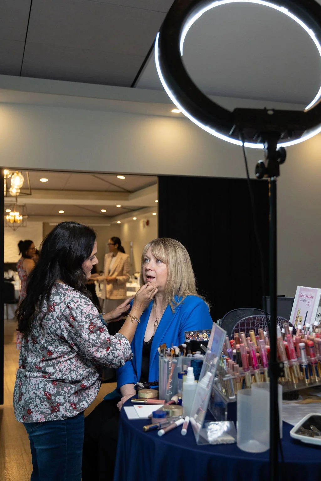 Drupti Glowinkowski of Boldlooks doing Shirley Weir's makeup before her talk