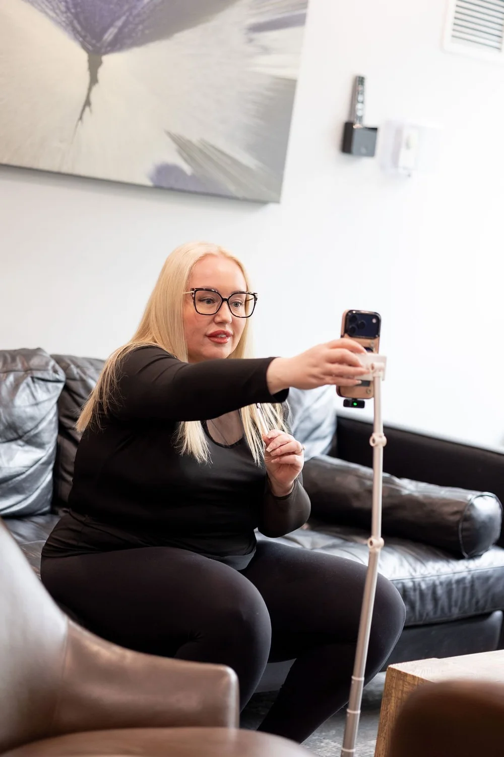 An attendee setting up her shot on a phone tripod