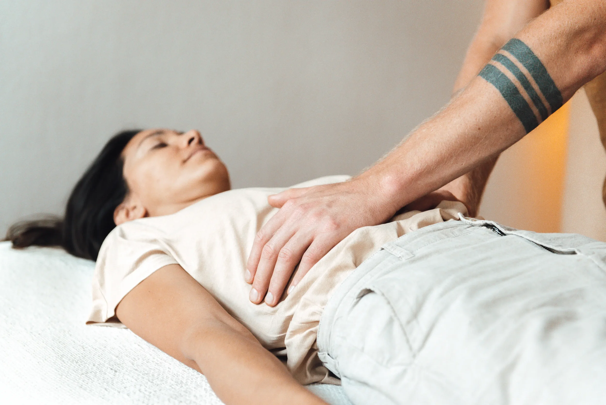 Somatic therapy session in Berlin Friedrichshain, a client resting during hands-on bodywork with André Laubner