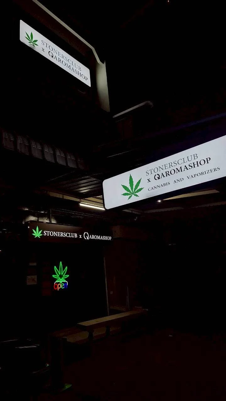Stonersclub x Qaromashop Ekkamai Interior 1