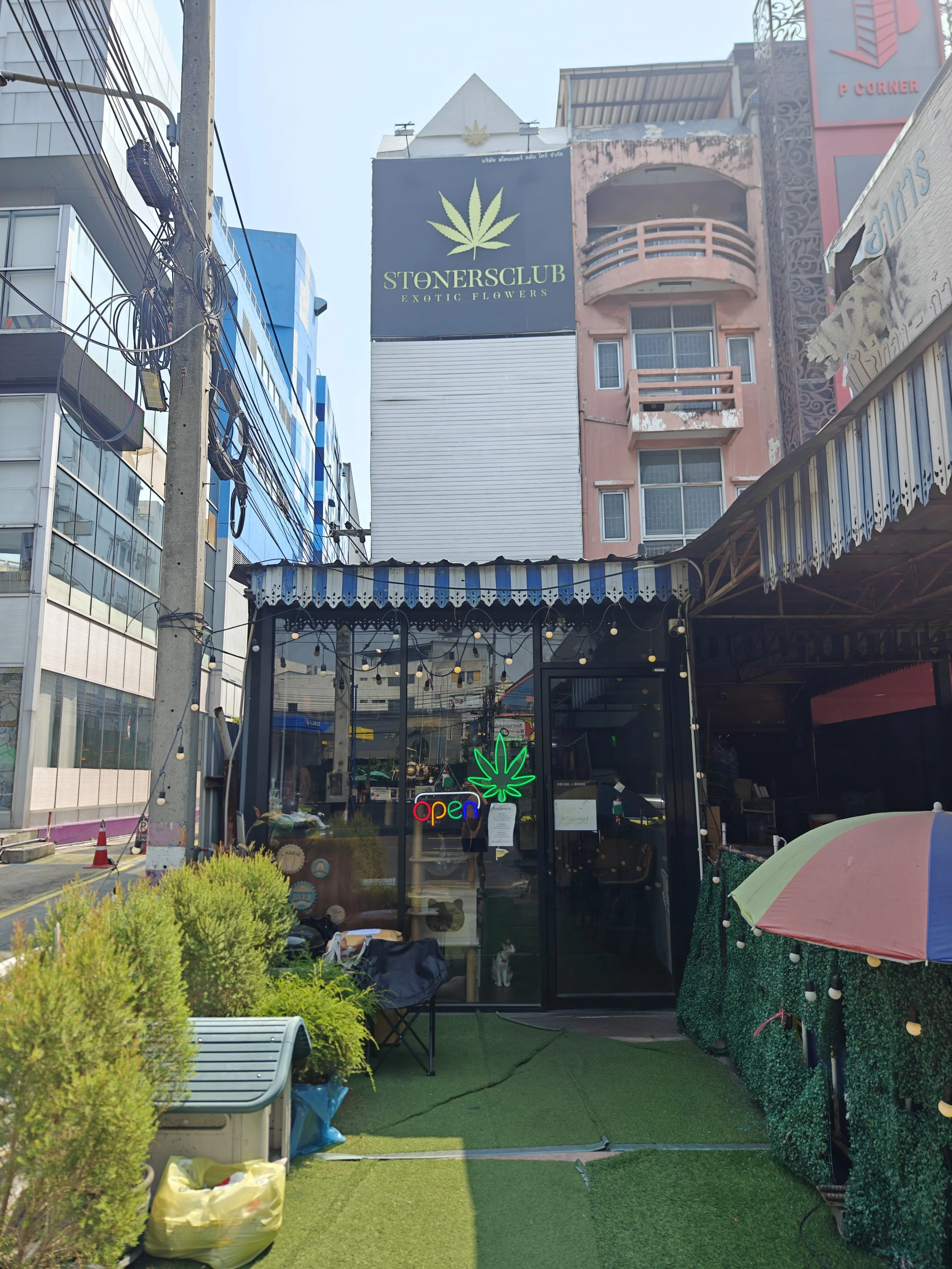 Stonersclub Pinklao flagship storefront exterior